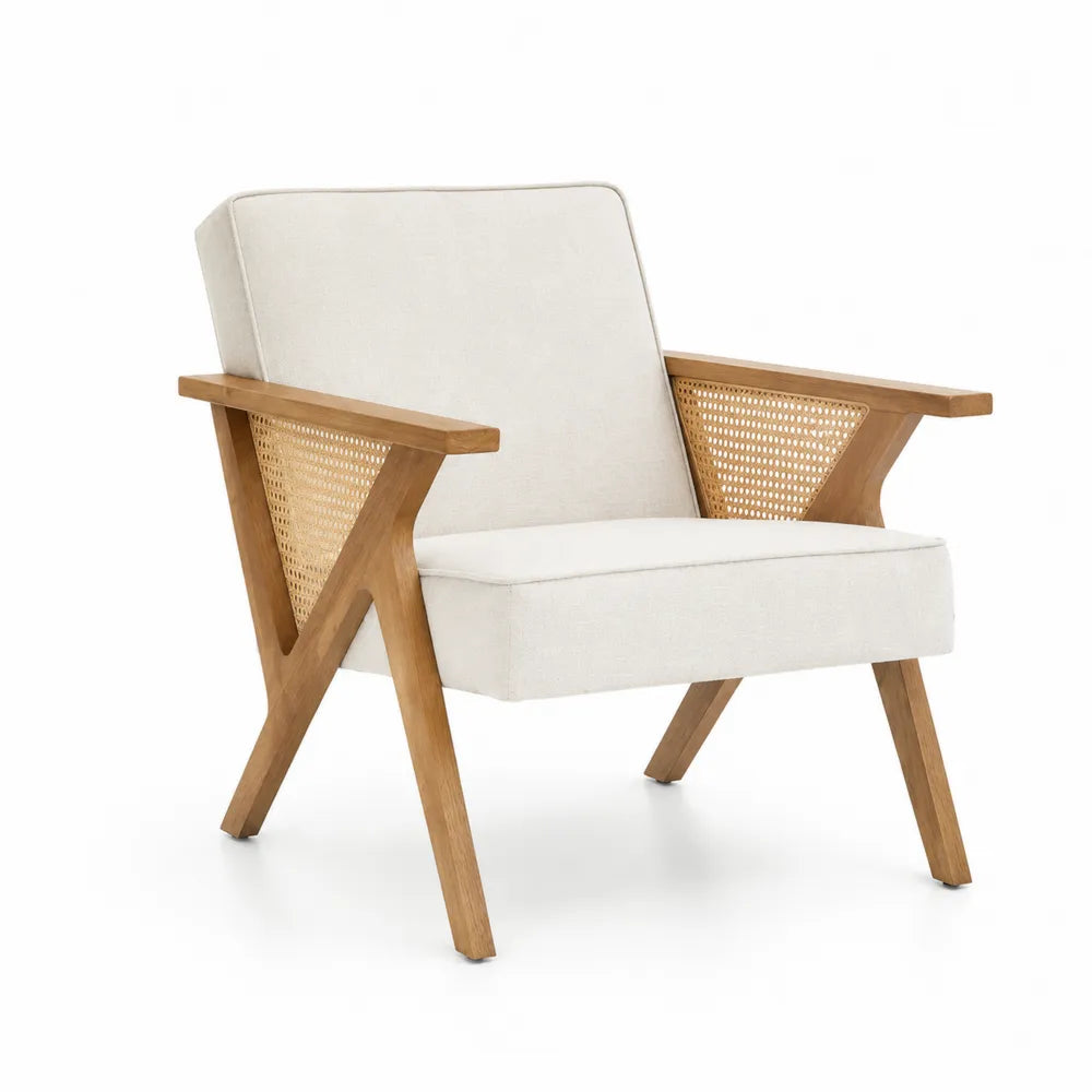 Sillón de tela beige y madera con respaldo de ratán