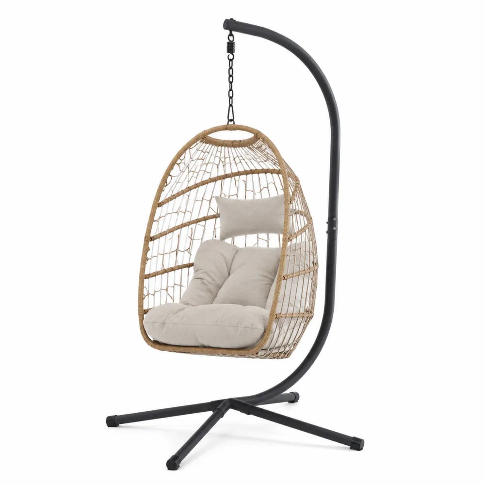 Silla colgante de ratán sintético con cojín beige y estructura de acero